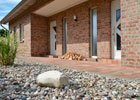 Wohnbereich mit Kamin im Ferienhaus Lejonet in Glowe auf Rügen